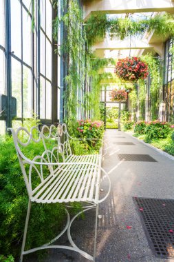 Beyaz metal tezgah sera içinde