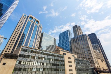 Mavi gökyüzü gökdelenler