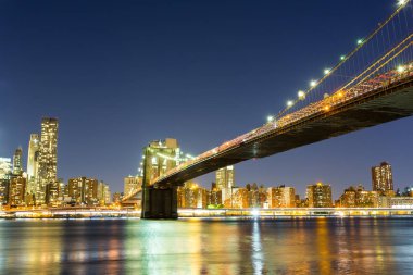 Işıklı Brooklyn Köprüsü ve Manhattan waterfront 