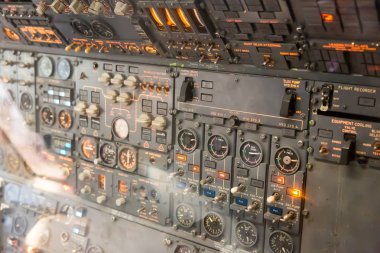 Uçak içinde Aviyonik kontrol paneli