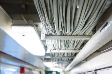 Askeri gemi boru hattı ve kablolama