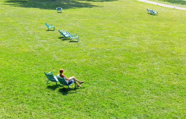 Giovane donna rilassante nel parco estivo — Foto Stock