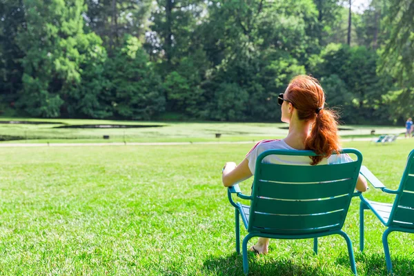 Fiatal nő pihentető nyári parkban — Stock Fotó