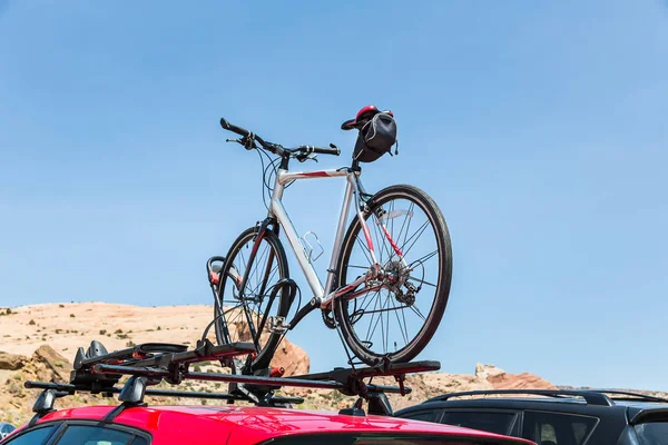 Автомобиль с велосипедом на фоне голубого неба — стоковое фото