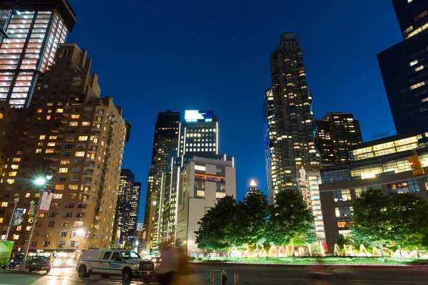 Arquitectura de la ciudad de Nueva York por la noche — Foto de Stock