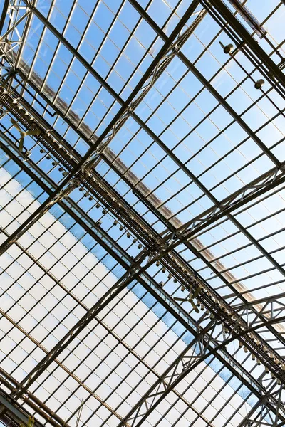 Costruzione in metallo con tetto in vetro — Foto Stock
