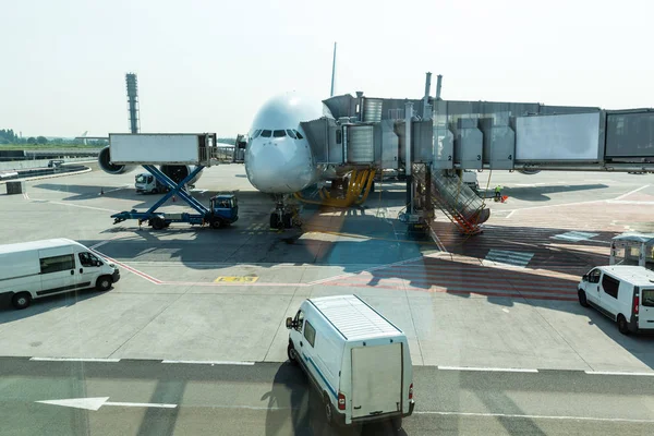 Carregamento de bagagem no avião — Fotografia de Stock