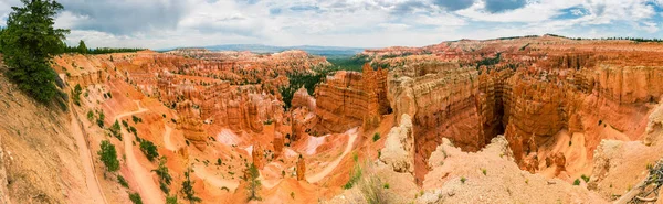 Каньон с красными скалистыми горами — стоковое фото