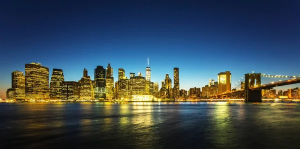 Manhattan wolkenkrabbers nachts — Stockfoto