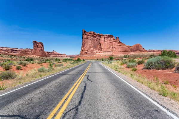 Road along red rocky mountains — Stock Photo, Image