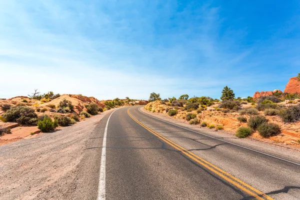 Asphalt road along desert valley — Stock Photo, Image