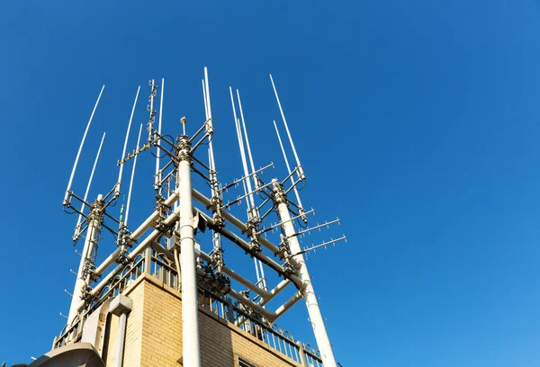 Telecommunicatie-uitrusting op dak — Stockfoto