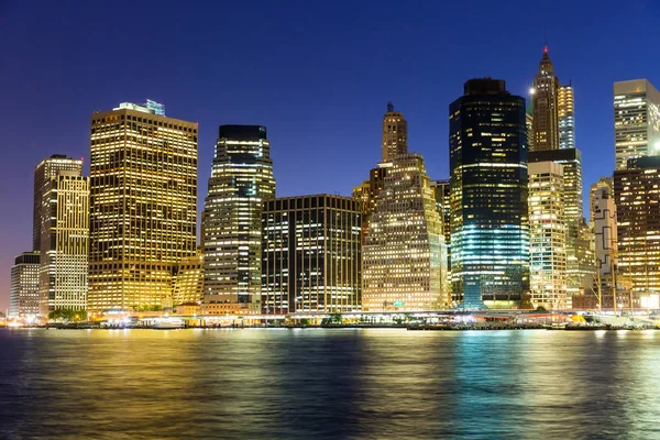Mrakodrapy Manhattanu v noci — Stock fotografie