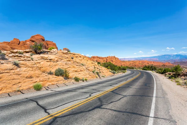 Road along red rocky mountains — Stock Photo, Image