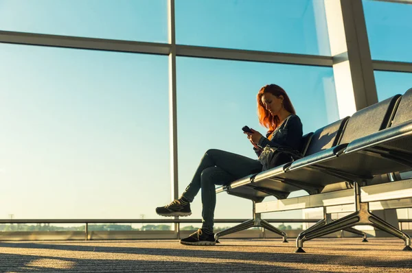 女性旅行者坐在候机大厅 — 图库照片