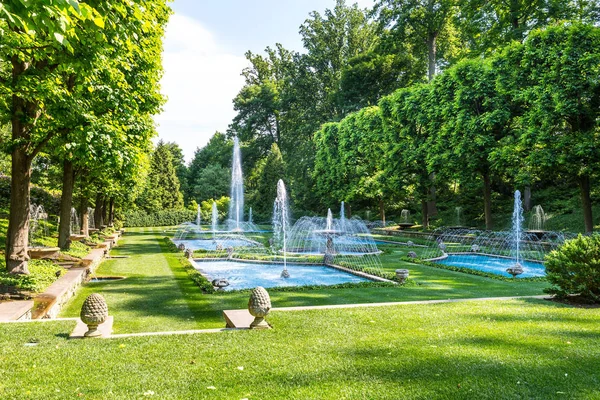 Springbrunnen im grünen Park — Stockfoto