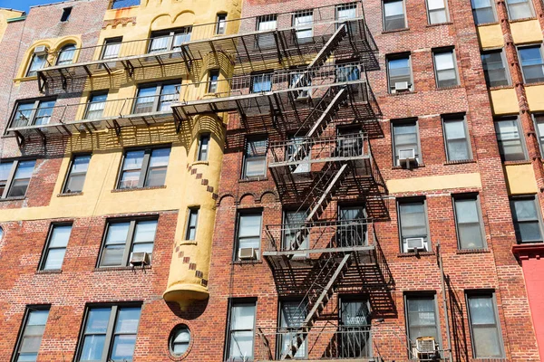 Gevel van gebouw met vuur ladders — Stockfoto
