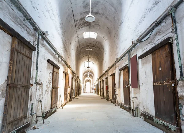 Старый интерьер тюрьмы — стоковое фото