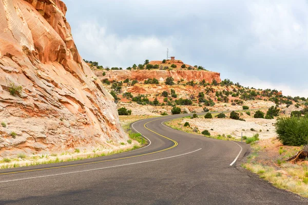 赤い岩沿いの道路 — ストック写真