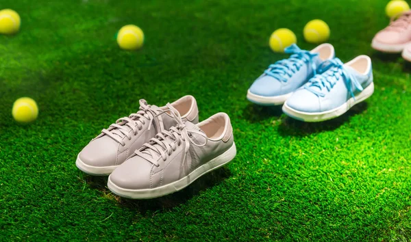 Zapatos deportivos y pelotas de tenis — Foto de Stock