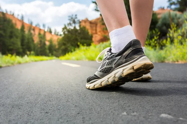 Nogi Runner na asfalt — Zdjęcie stockowe