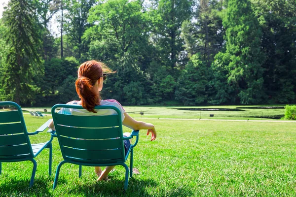 在夏季公园放松的年轻女子 — 图库照片