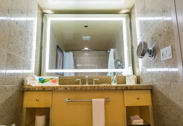 Luxusní interiér hotelu koupelny — Stock fotografie