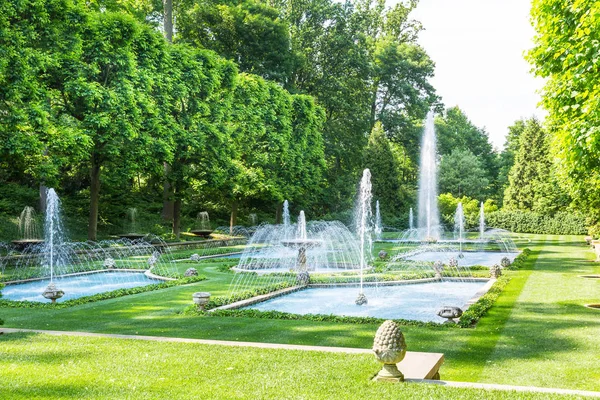 Springbrunnen im grünen Park — Stockfoto