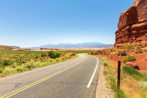 Road along red rocks — Stock Photo, Image