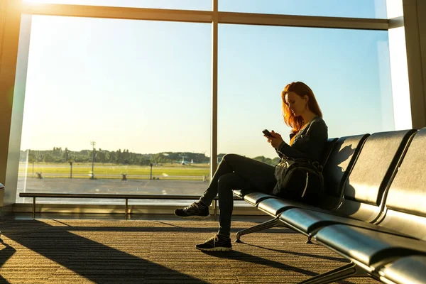 Female traveller sitting in waiting hall — Stock Photo, Image