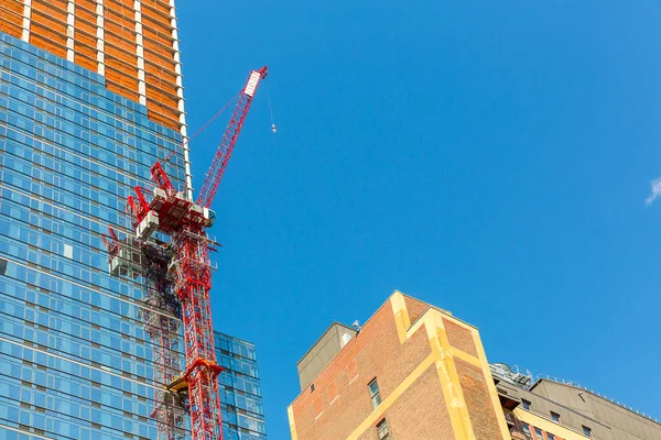 Crane constructing scyscraper — Stock Photo, Image