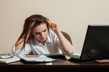 genç kadın muhasebeci 