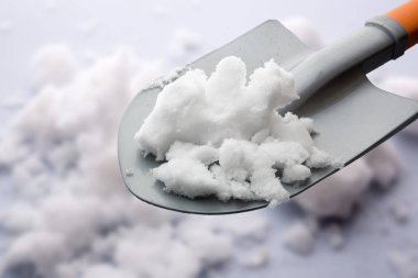 kar küreği üzerinde parçaları