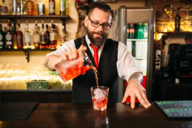 Barmen de bar counter