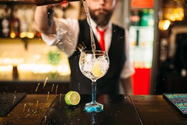 Barmen de bar counter