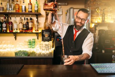 Barmen de bar counter