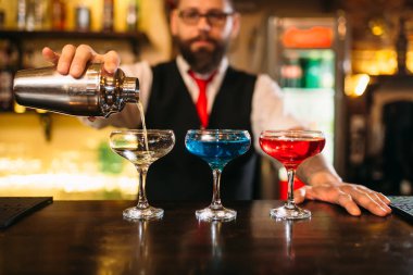 Barmen de bar counter