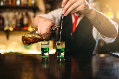 Barmen de bar counter