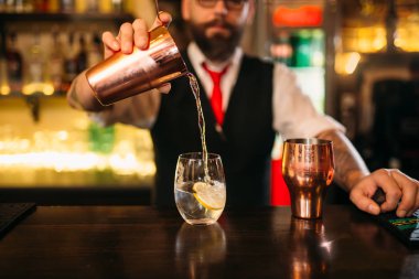 Barmen de bar counter
