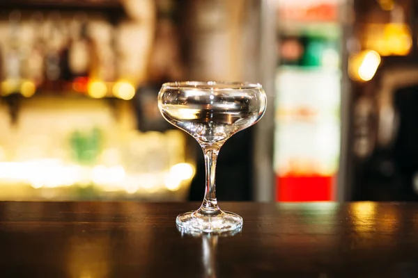 Boisson dans verre à vin sur comptoir de bar — Photo