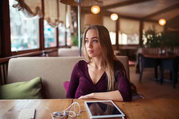 Junge schöne Frau im Café — Stockfoto