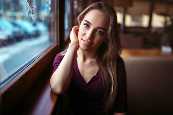 Jonge mooie vrouw in cafe — Stockfoto