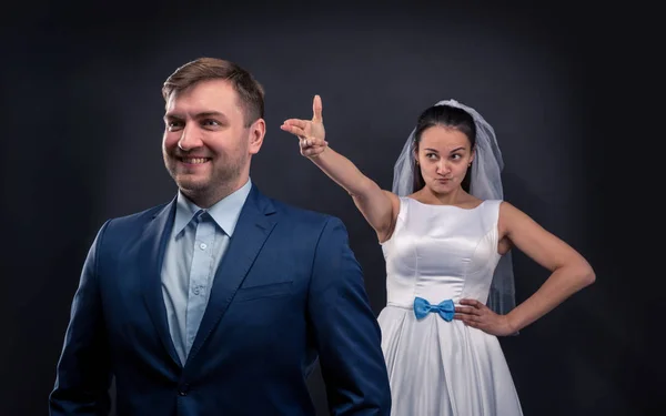 Mariée en robe blanche et marié — Photo