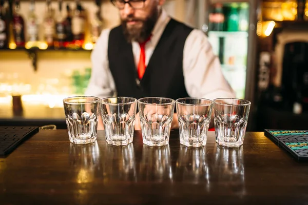 Barman no balcão do bar — Fotografia de Stock