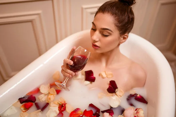 Красивая женщина в ванной с пеной — стоковое фото