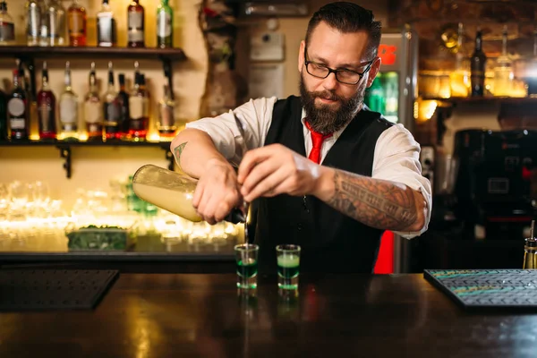 Bartender på bardisk — Stockfoto