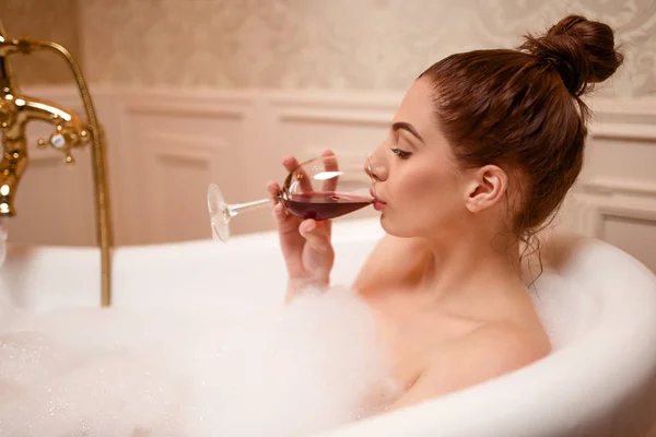 Schöne Frau in Badewanne mit Schaum — Stockfoto