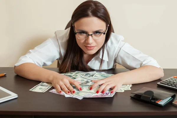 Young female accountant — Stock Photo, Image