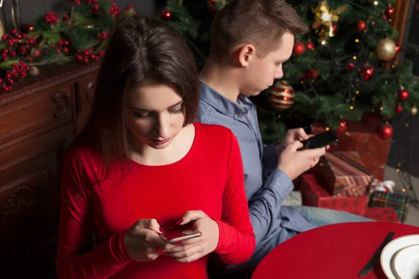 Paar gebruik van mobiele telefoons in restaurant — Stockfoto
