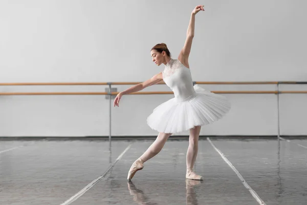 Anmutige und schöne Ballerina — Stockfoto